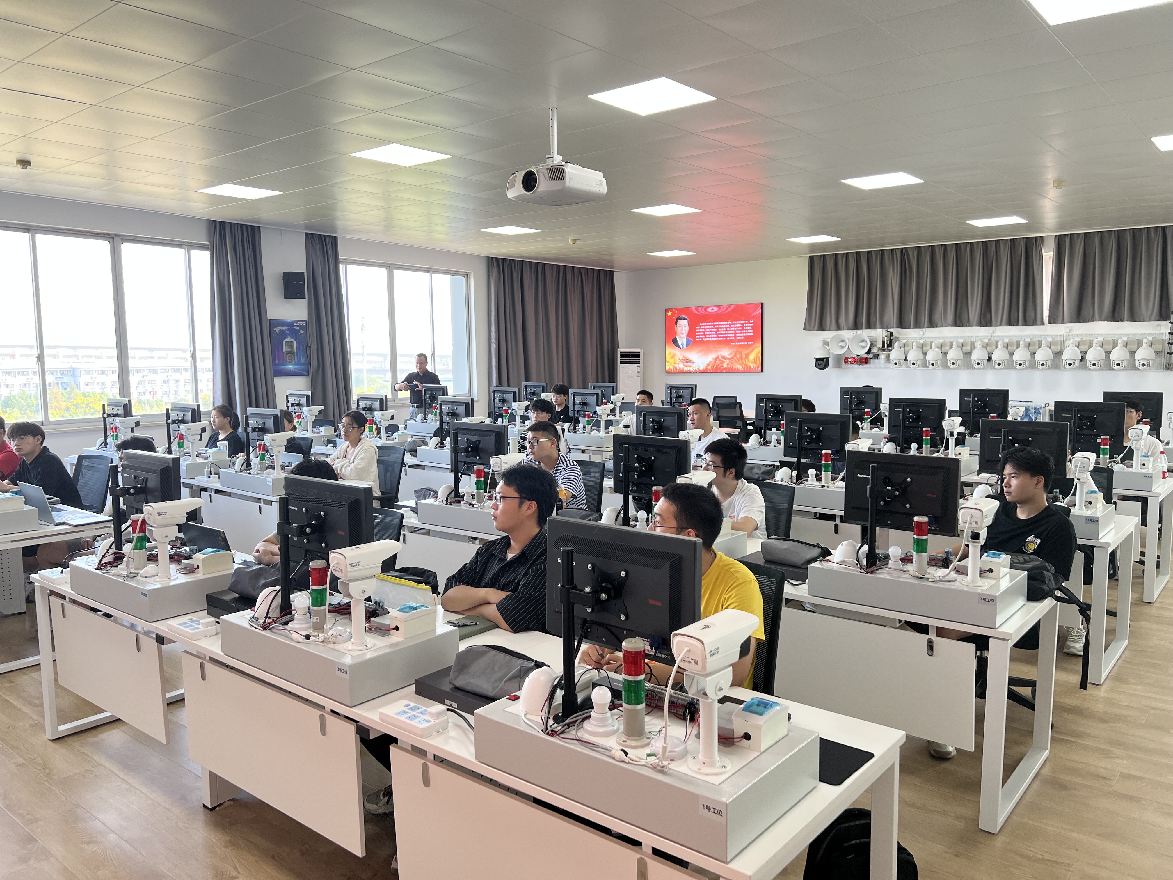 信息工程学院网络工程师就业培训班举行开班典礼